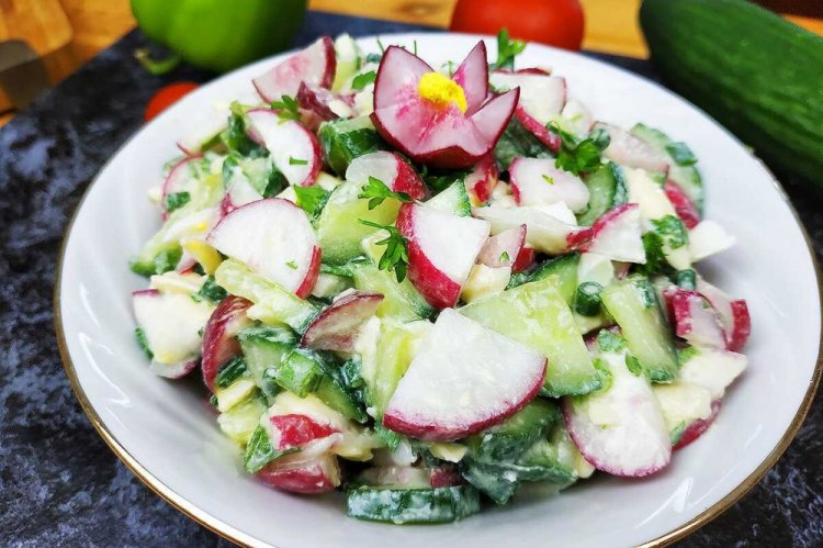 Ensalada de campo con rábano y hierbas
