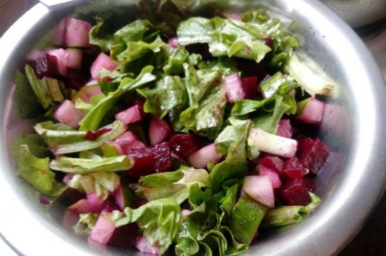 Ensalada de hojas de remolacha