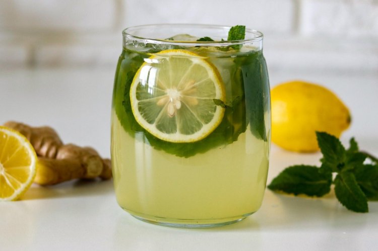 Limonada de campo con melisa