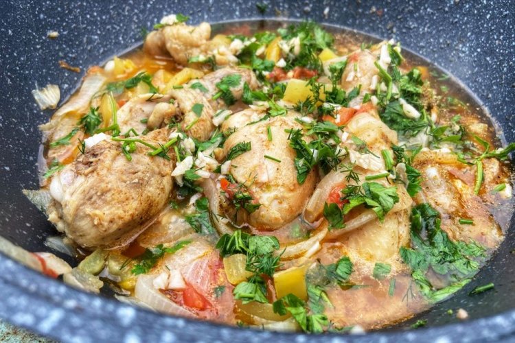 Pollo con verduras en un caldero