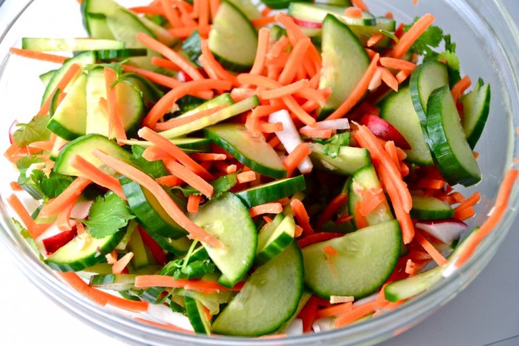 Ensalada de verduras con calabacín