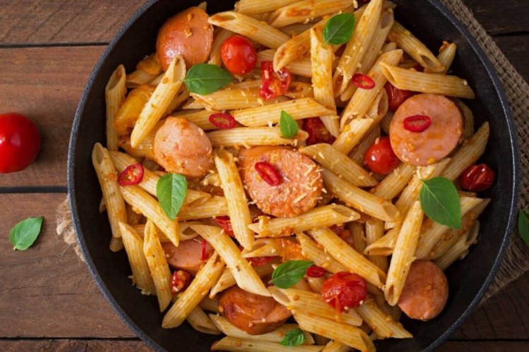 Pasta with Sausages and Tomatoes