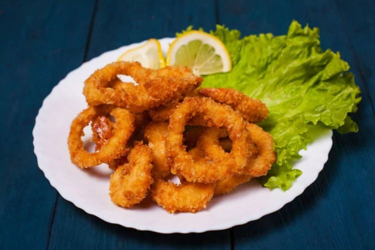 Calamares rebozados con crema agria y kétchup