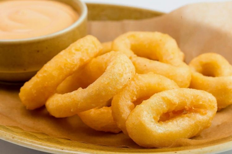 Calamares rebozados con crema agria y mostaza