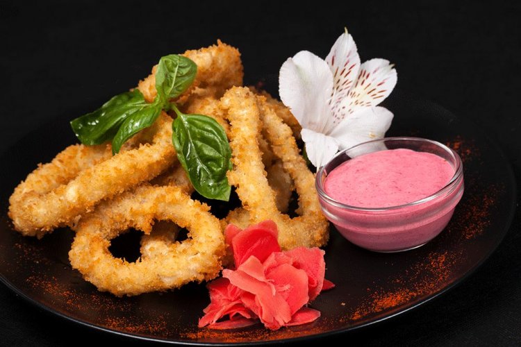 Calamares rebozados y empanados en pan rallado fritos