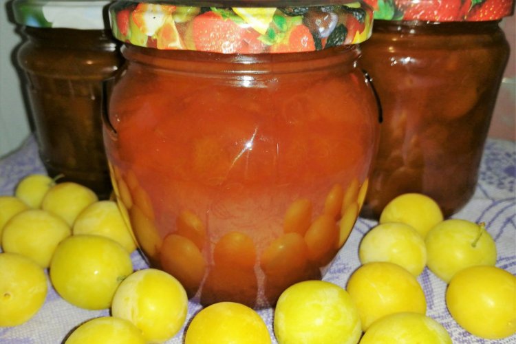 Ciruela amarilla en su propio jugo