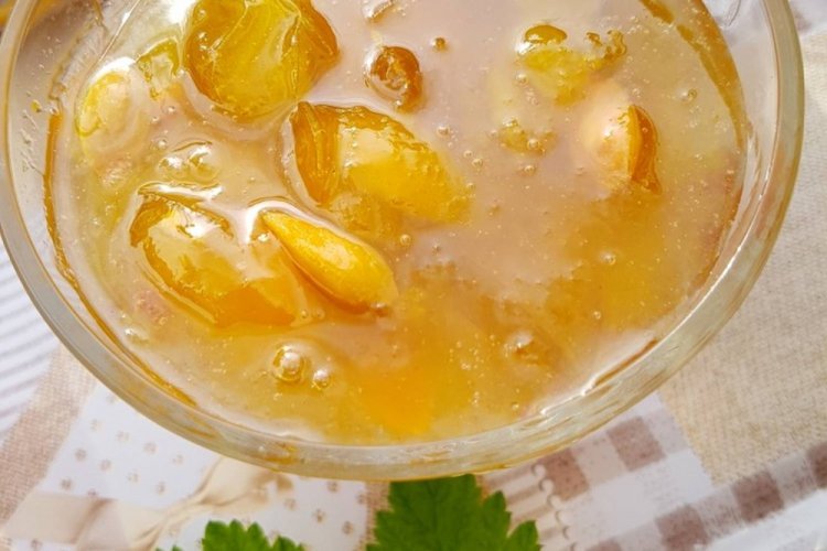 Mermelada de ciruela amarilla en mitades