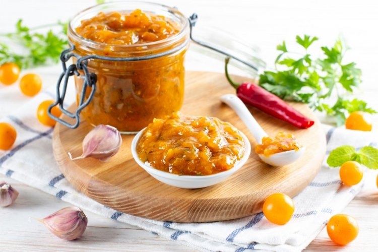 Salsa de ciruela amarilla con tomates para el invierno
