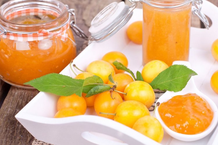 Mermelada de ciruela amarilla con naranja para el invierno