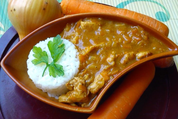 Gulash de pavo con salsa en sartén