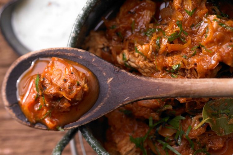 Gulash de pavo con salsa en olla de cocción lenta