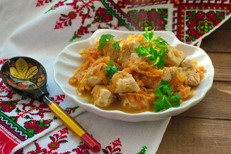 Gulash de pavo con cebolla y zanahoria