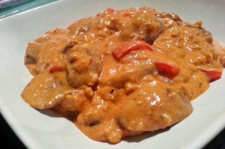 Gulash de pavo con pimiento morrón y salsa