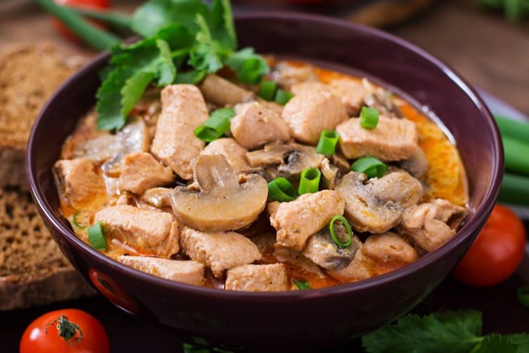 Gulash de pavo con champiñones y salsa