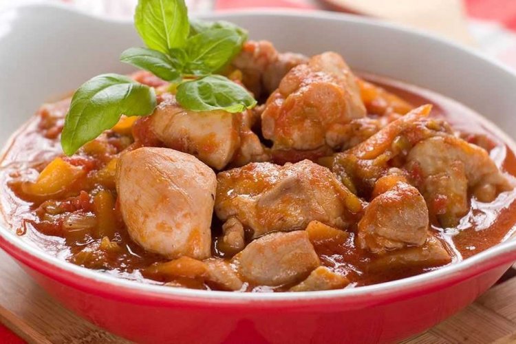 Gulash de pavo con tomates frescos y salsa