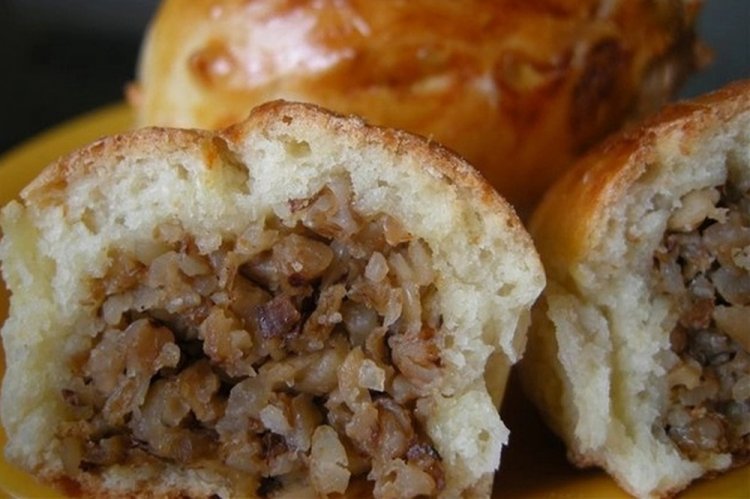 Relleno con carne y trigo sarraceno para empanadillas