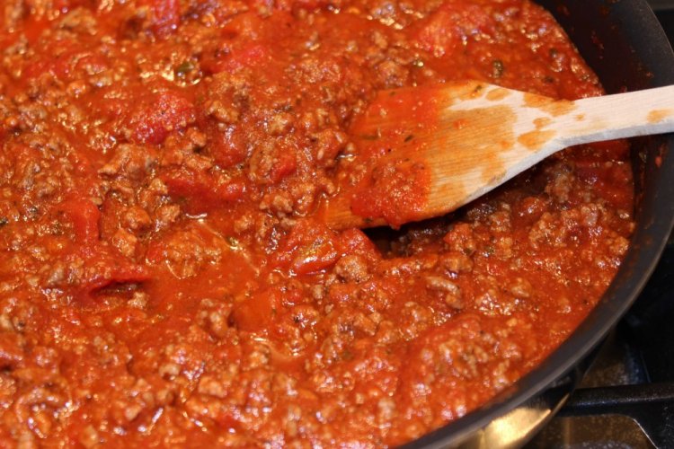 Con carne, albahaca y pasta de tomate