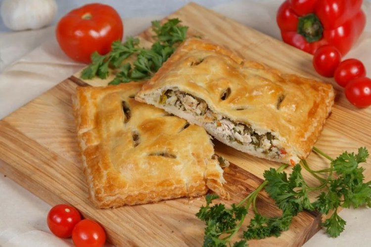 Relleno con carne, tomates y hierbas