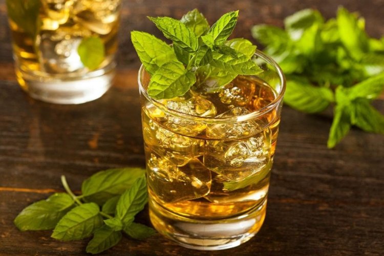 Cóctel de menta con whisky