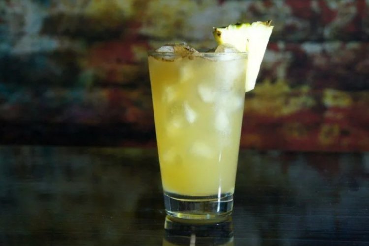 Cóctel de piña con whisky