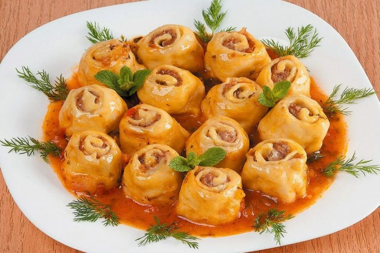 Pelmeni perezosos en salsa de tomate en sartén