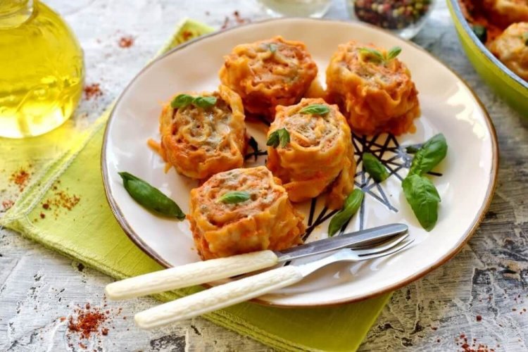 Pelmeni perezosos con patatas, estofados en salsa de tomate