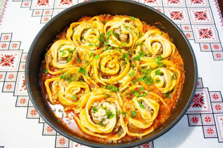 Jugosos pelmeni perezosos con carne picada de pavo