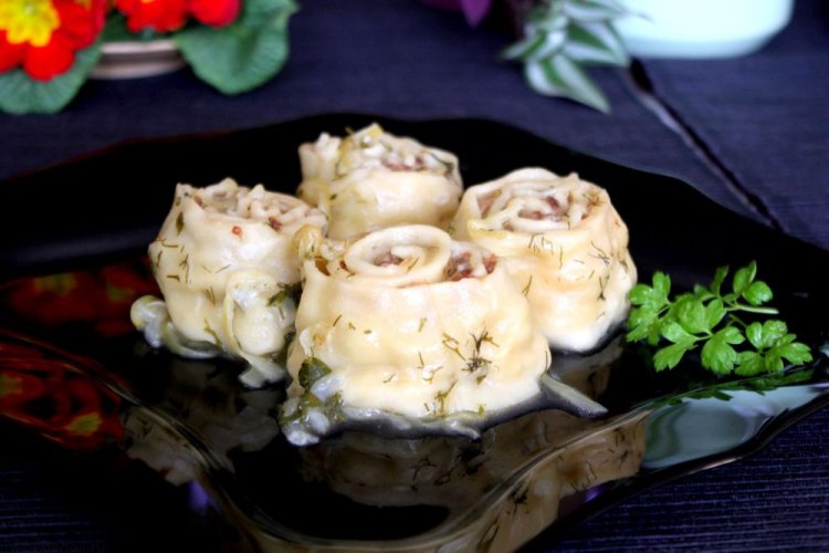 Pelmeni perezosos con carne de pollo picada y sofrito