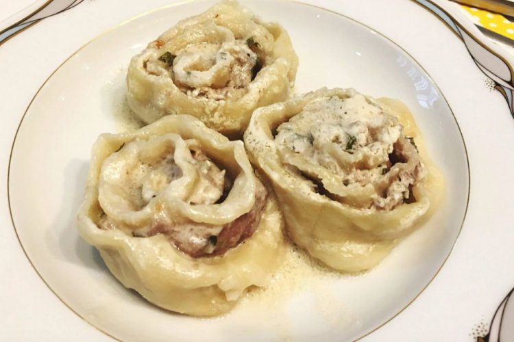 Pelmeni perezosos con carne de res picada en salsa de ajo y crema