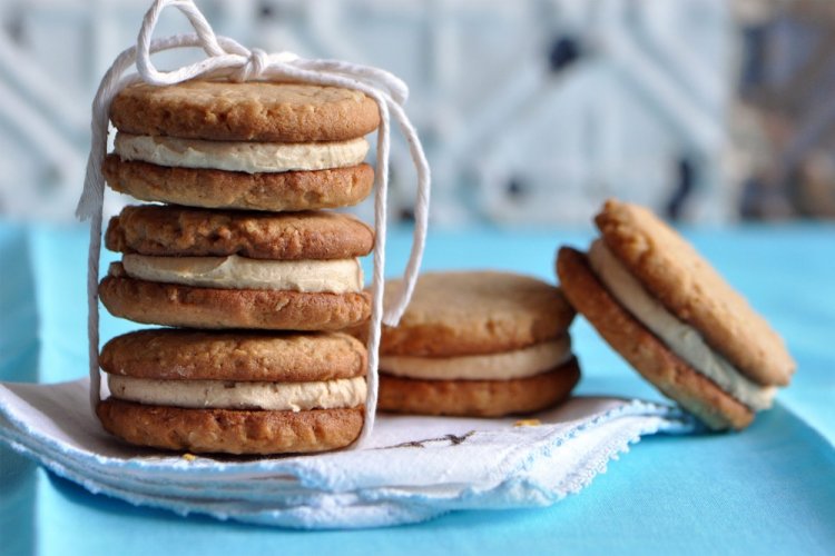 Almond Cookies with Chocolate Layer