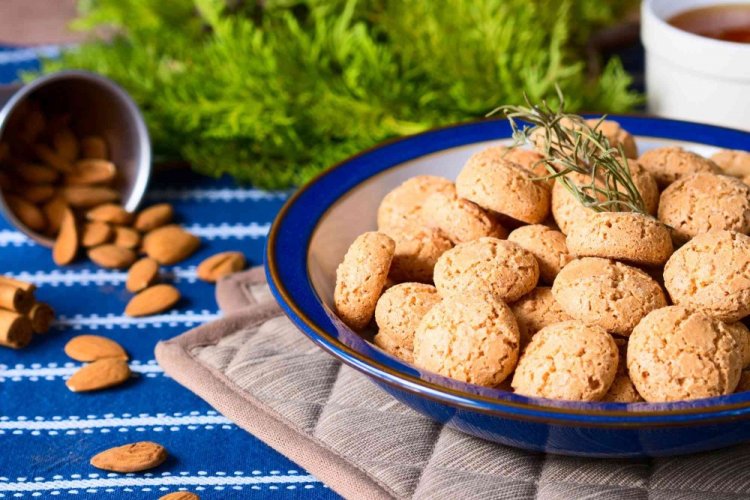 Almond Cookies with Sour Cream