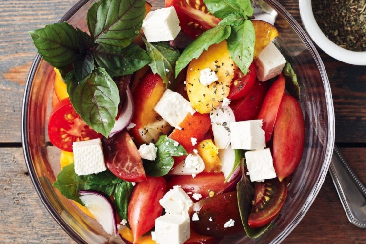 Ensalada de tomates y nectarinas
