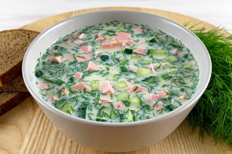 Okroshka con crema agria y salchicha cocida