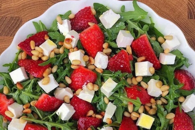 Ensalada de fresas y queso feta
