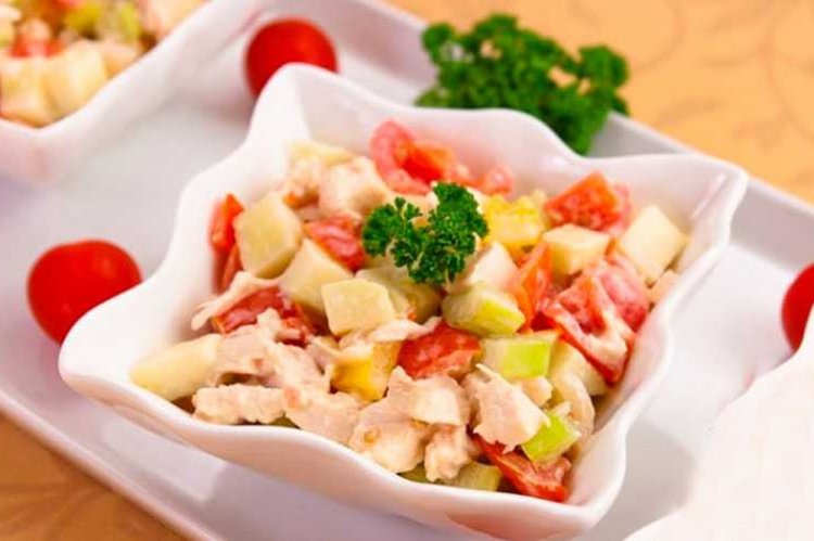Salad with Chicken, Apples, and Bell Peppers