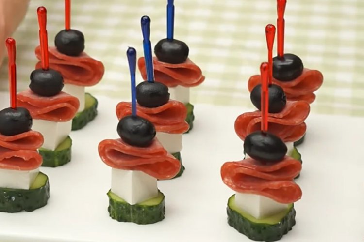 Canapés de pepino y salchicha