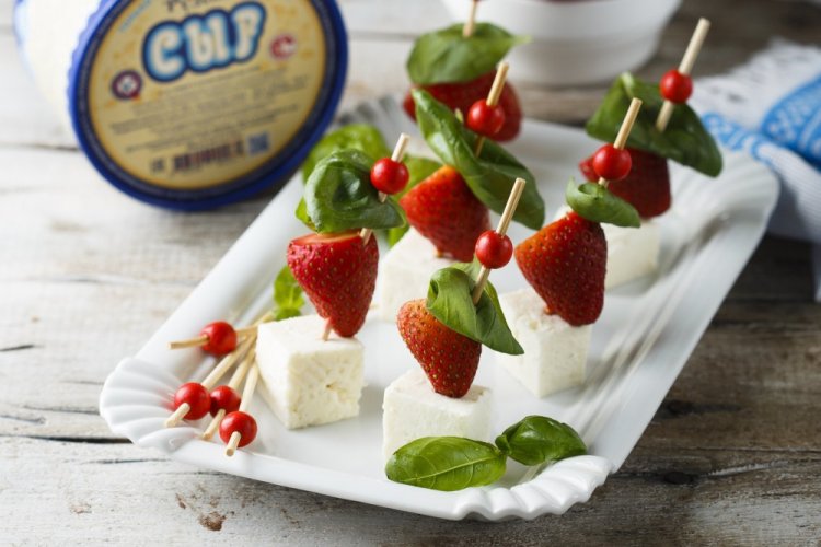 Canapés de fresa y queso feta