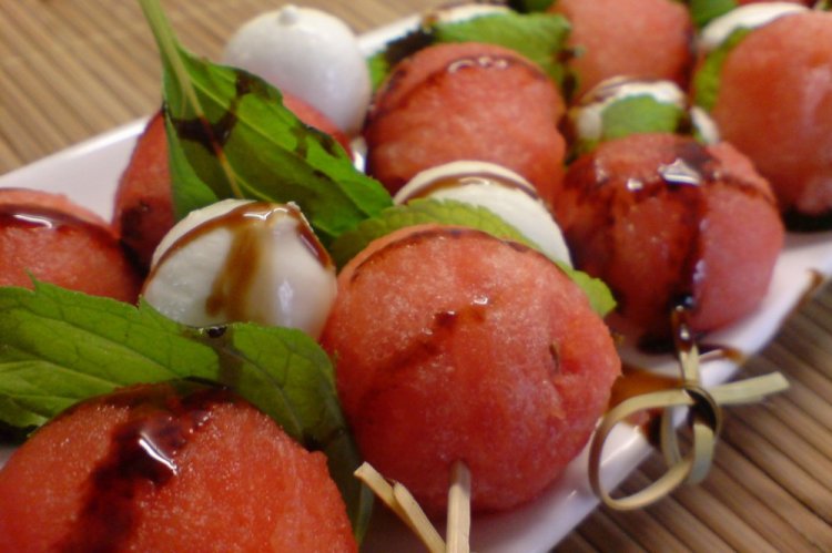 Aperitivo de verano de sandía y mozzarella