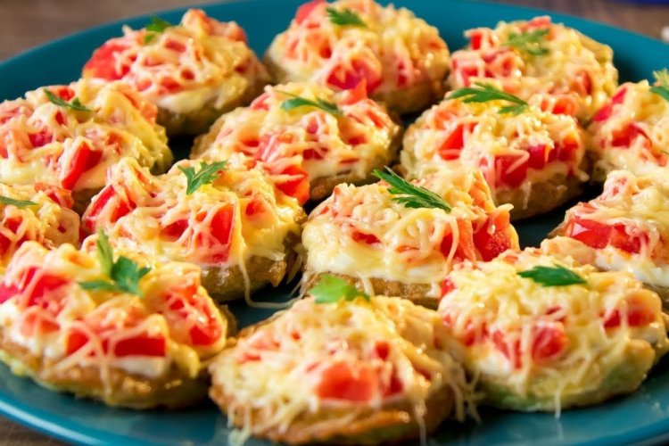 Calabacines fritos con tomates y queso