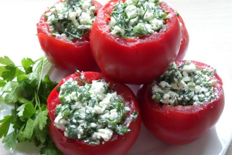 Tomates rellenos de requesón y ajo