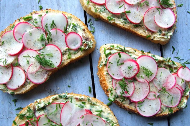Sándwiches de verano con rábano