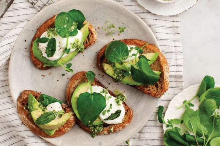 Tostadas de aguacate y pesto