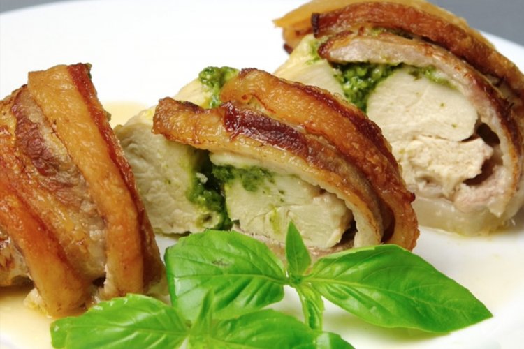 Rollitos de pollo con salsa pesto envueltos en beicon
