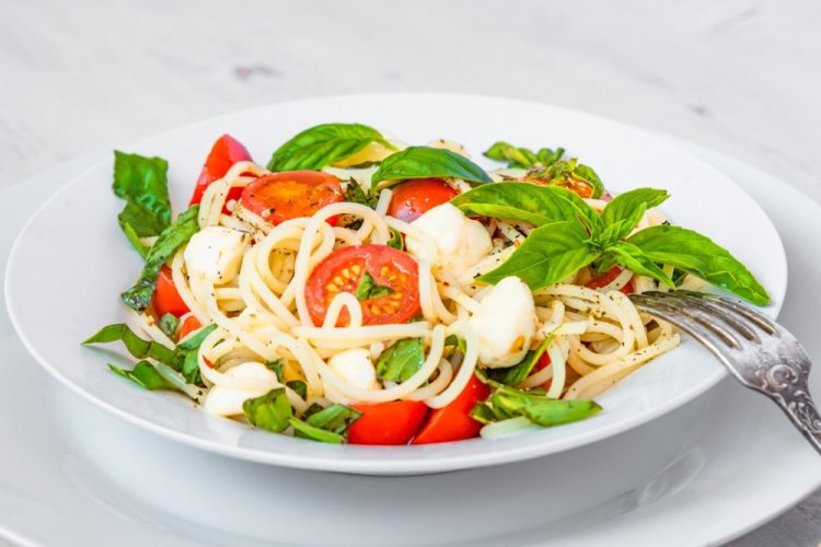 Espaguetis con tomates cherry, salsa pesto y mozzarella
