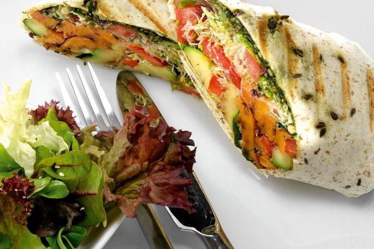 Burritos de verduras y salsa pesto