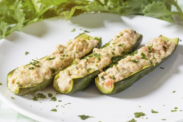 Barquitas de calabacín con requesón y pesto
