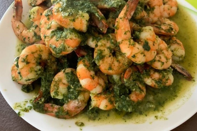 Gambas en salsa cremosa con pesto