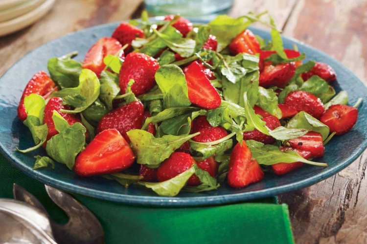 Ensalada de rúcula, fresas y salsa pesto