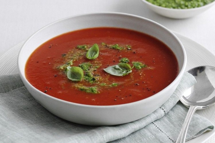 Sopa de tomate con pesto