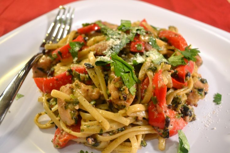 Pasta con pollo y salsa pesto